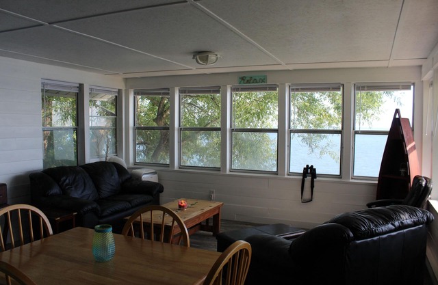 Rare Find : Breathtaking Lakeview From Three Directions! Family Friendly