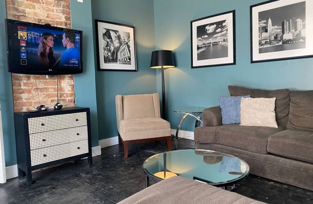 Rare Find! Sleeps 16 w/ 9 Beds, 6BR + WIFI!