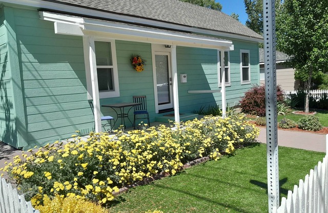 Rare Find! Upscale 2-bd bungalow in Historic West-side Carson City with WiFi, AC