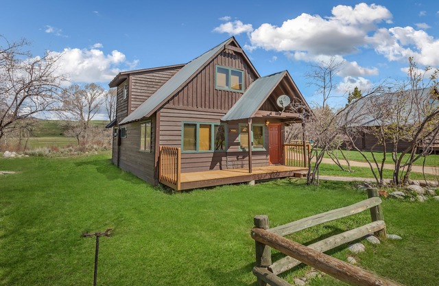 Rare gem and outdoorsman's paradise near hunting, fishing, and snowshoeing!