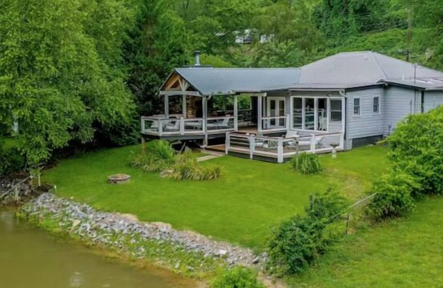 Rare Gem on the Banks of the Toccoa River--Walking Distance to Town with Restaurants & Breweries