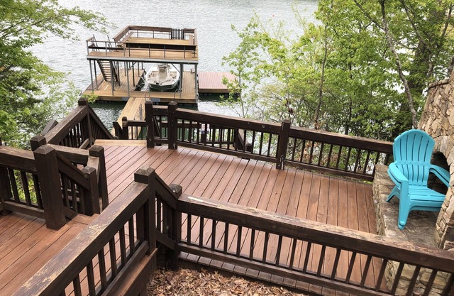 Cabina del oso azul en el lago Blue Ridge. Gema rara en aguas profundas del lago!