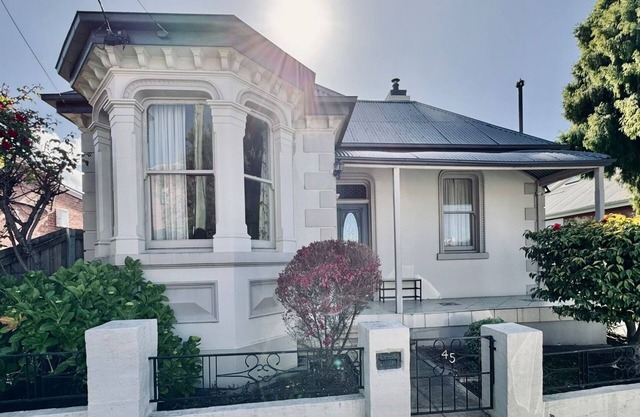 Rare Kelly Heritage Home nr Salamanca & Hobart CBD