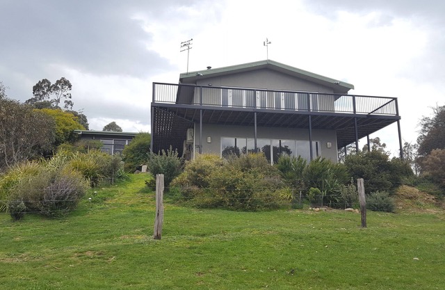 'Rare Retreat', enjoy the stunning views, great hiking, or cycling @Lake Eildon