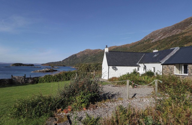 RARSAIDH, pet friendly, character holiday cottage in Arnisdale