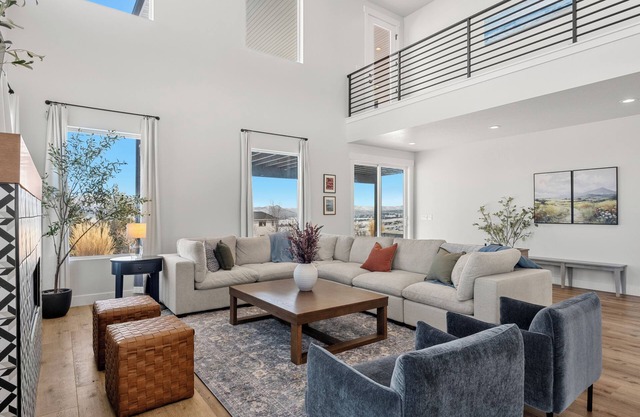 Raspberry Retreat ~ Private Hot Tub ~ Indoor Pickleball