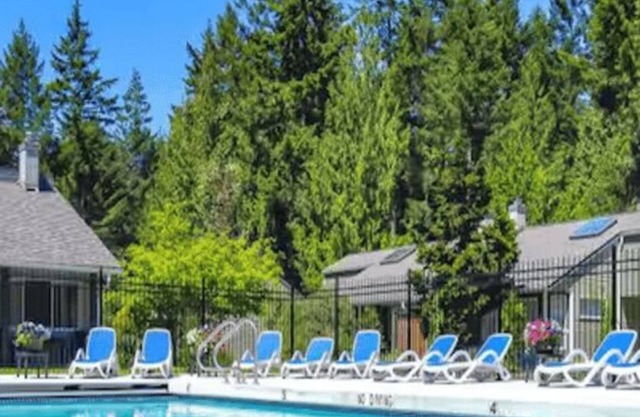 *** Rathtrevor Beach, Heated Pool + Hot Tub - Parksville B.C ... Sleeps 6
