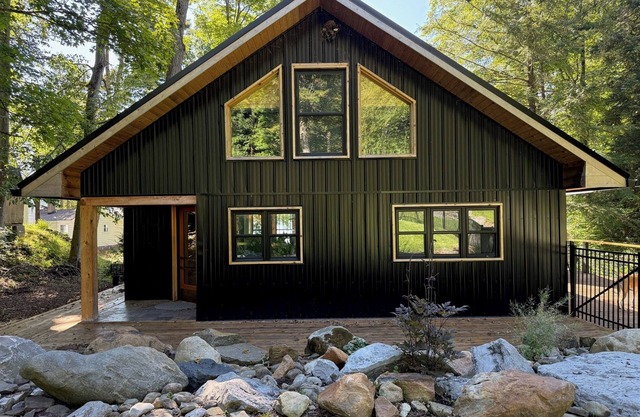 Raven Cove / Modern Lakefront Retreat