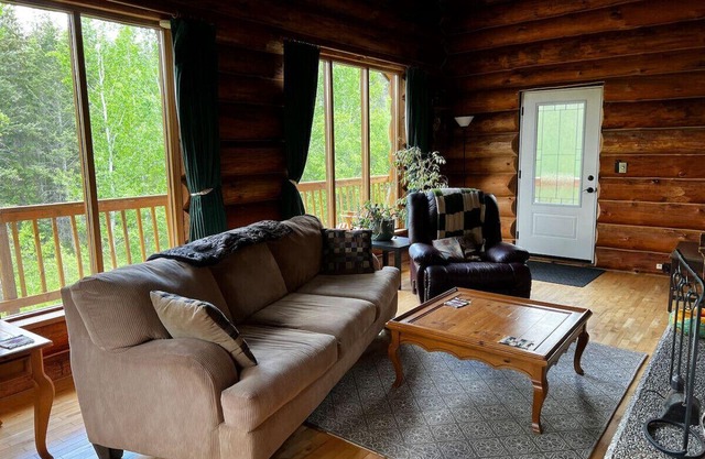 Raven's Roost - Rural Cabin Minutes from Golden