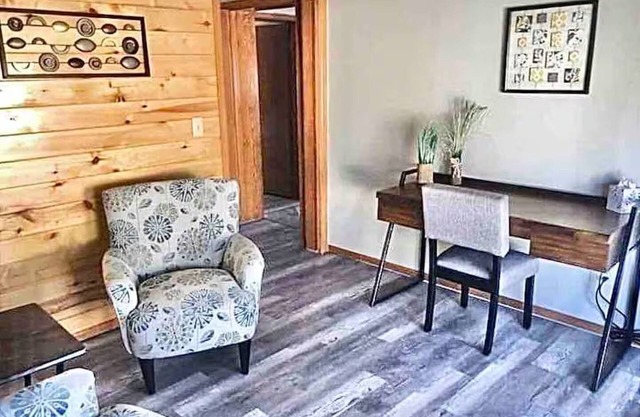 Ravens Avenue 4 room Suite, Bedroom Fireplace, workspace, kitchenette & Dog Ok