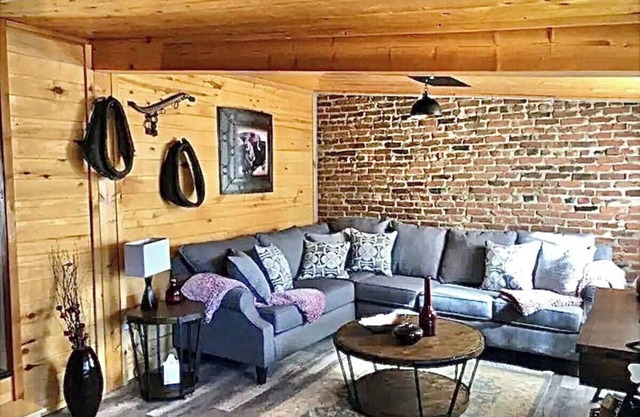 Independent king cottage in a modern western theme right downtown, dogs allowed