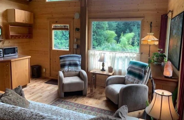 Ravenwood Cottage: Romantic Country Cabin