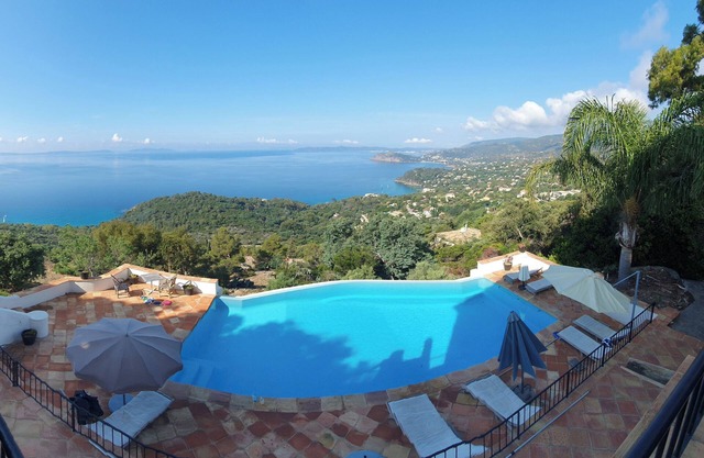 RayolCanadel ROYAL = 180 ° of the beautiful turquoise Gulf StTropez view, 1km beach. blan