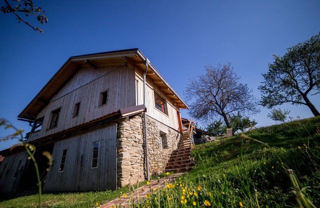 Un lugar acogedor para una familia o una pareja en la cima de una colina.