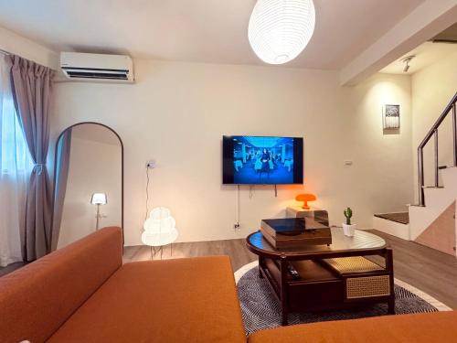 RB house 2 min walk metro guting 55 inch smart TV 3 floors Lo-fi style house