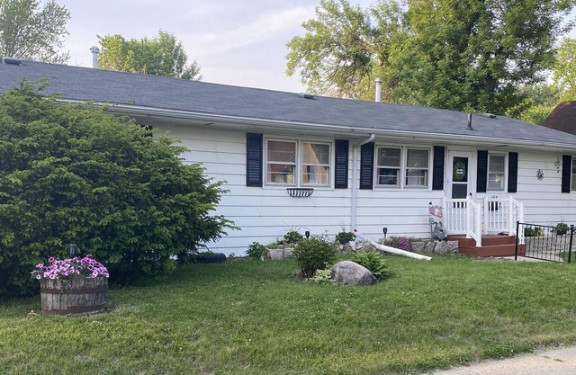 Reach The Beach! 3-4 Bedroom Ranch Style House - 5 min walk to beach