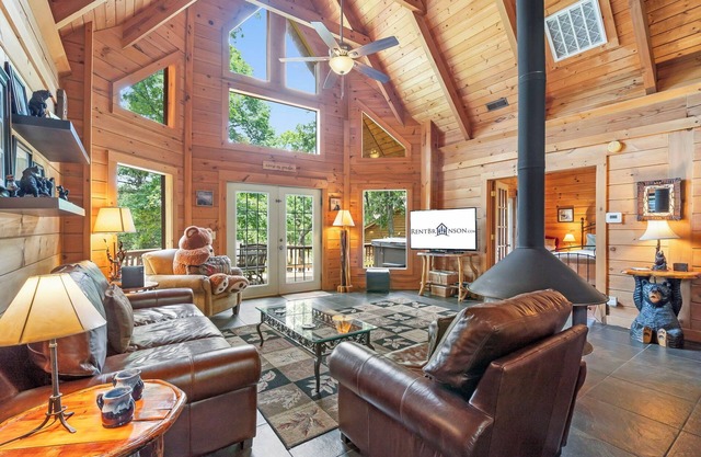 Hermosa mascota amigable Branson Bear Cabin- jacuzzi privado!