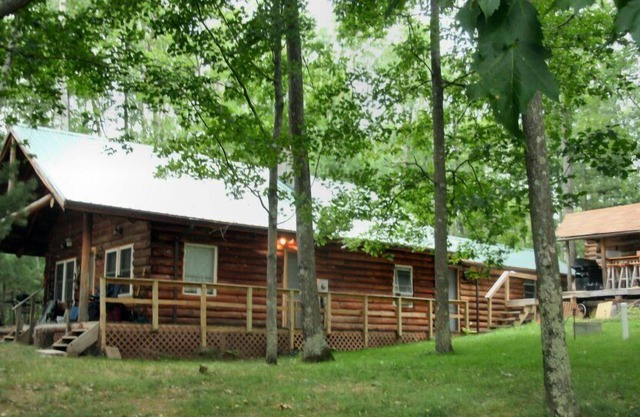 Cabaña de madera real en la cadena de Eau Claire Lakes cerca de Hayward, WI