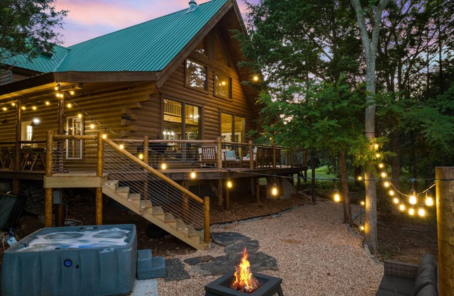 Real Log Cabin | Sleeps 32 | Forest Views/360 Deck + Games & Hot Tub