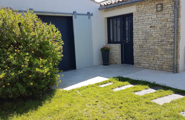 Recent 3* listed house opening onto walled garden