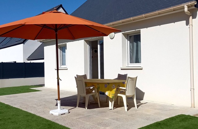 Recent house. Bungalow. Sleeps 4. 2 bedrooms. 20 minutes from the beaches.
