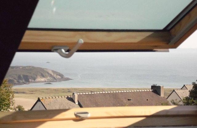 Casa reciente con vista al mar y jardín orgánico en la península de Crozon