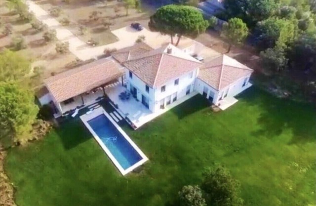 Villa reciente, ideal para 2 familias, 3 módulos independientes, piscina, parque de 2.5 ha.