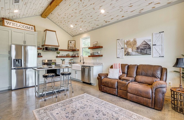 Recently Built Cabin w/ Pavilion in Granbury!