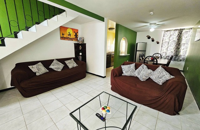 CASA RECIEN REMODELADA, CÉNTRICA
