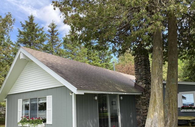 * RECIENTEMENTE REMODELADO * Lakefront Cottage - Mullett Lake