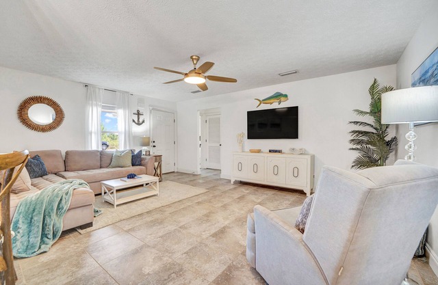 Recently Remodeled, Enclosed Yard, Outdoor Kitchen