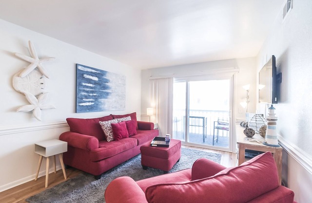 Recently Renovated Ocean view condo, small complex + Free Attraction Tickets!