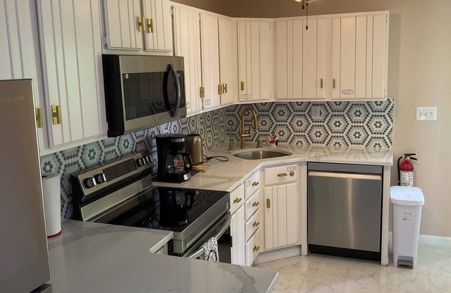 Recently Renovated Charming 3-bedroom house in Vernon Township with WiFi