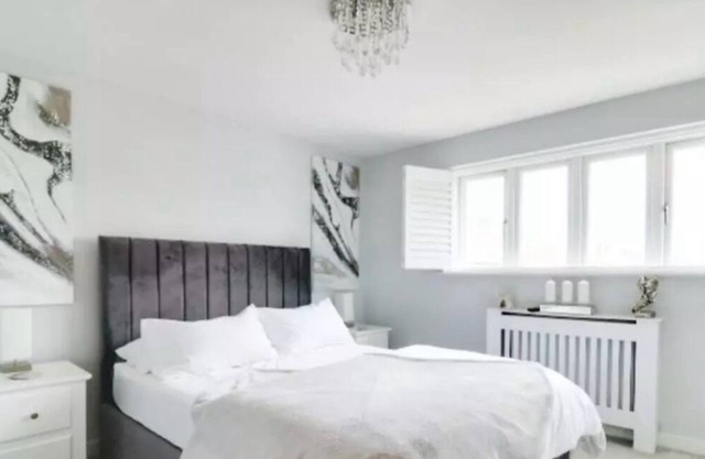 Recently renovated, modern house. Next to train station. 30 minutes to London.