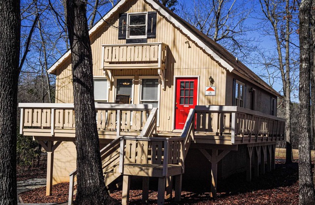 Recently renovated, beautiful chalet just miles from Wild Animal Safari