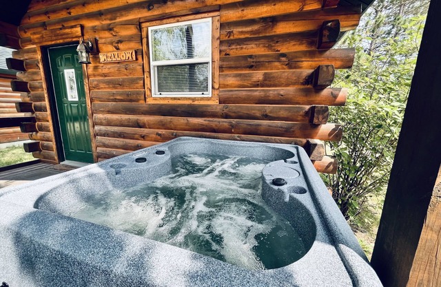 Recently renovated Log cabin with Hot tub!!!