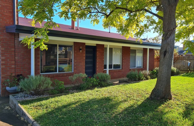 Recently renovated house in quiet leafy surroundings..