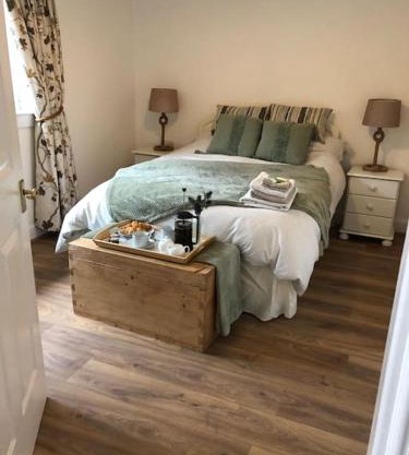 Recently renovated flat 1 mile fromThornhill