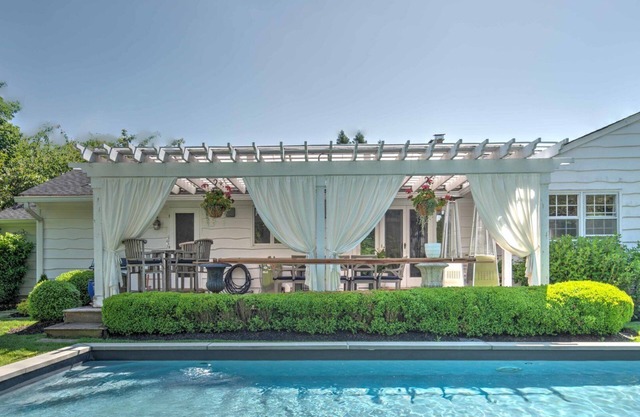 Nuevo listado: en Heart of Art Village, piscina climatizada, brillante, cerca de las playas de la bahía
