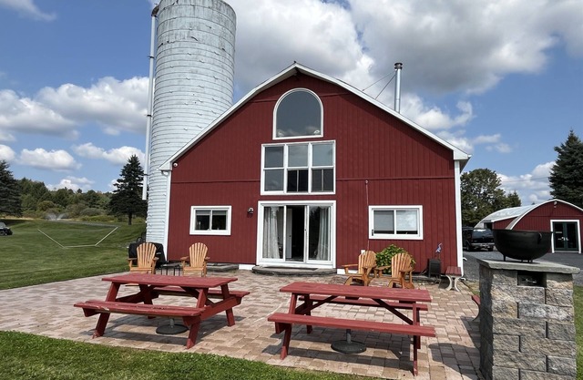 Red Barn Retreat - Renovated Barn w/ huge patio near to CDP