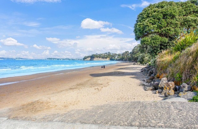 Red Beach Hideaway with BBQ and Air-con