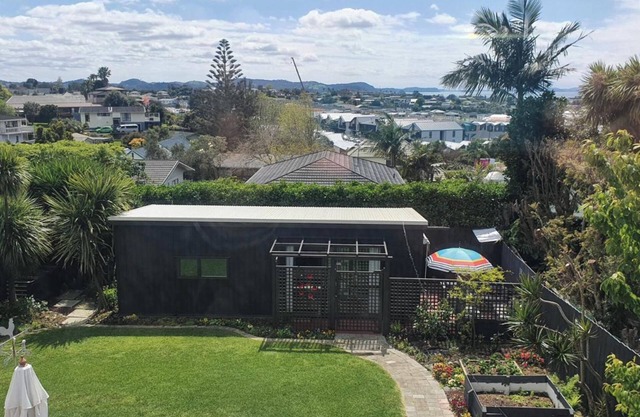 Red Beach Garden Cottage: Where cozy meets convenience!