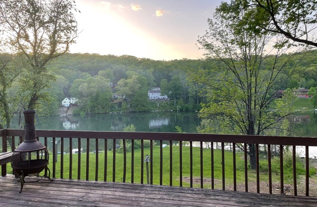 Red Cabin Lake House with Amazing Views!
