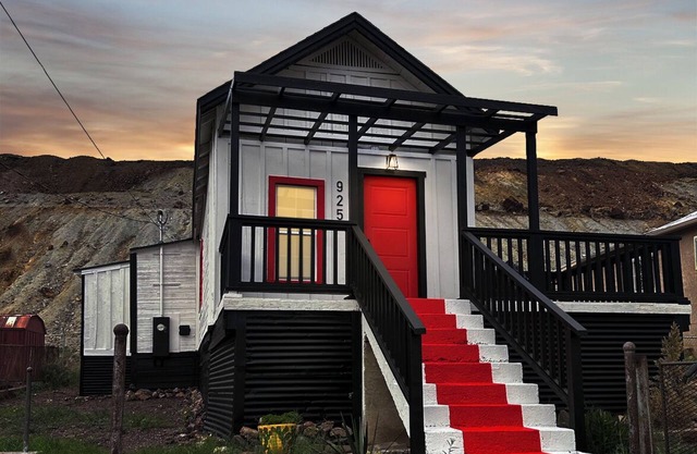 Modern Aesthetic / Mountain Views / Pet Friendly / EV Charger / Retro Fun