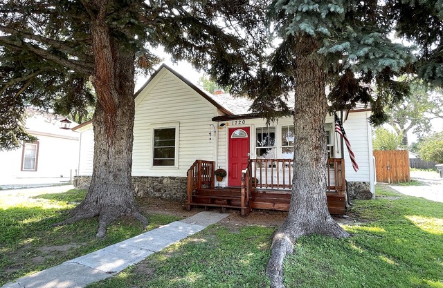 Red Door Retreat- great location close to downtown Cody, pet friendly