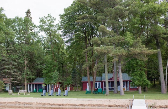 Red Half Log North Woods Campamento - ¡Dos cabañas!