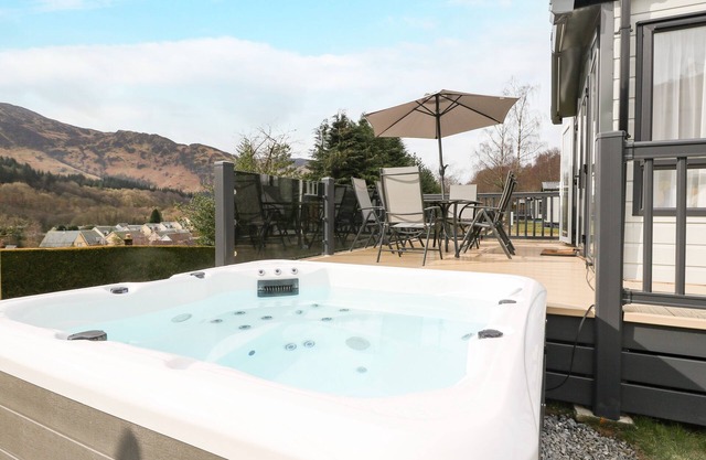 RED KITE LODGE, pet friendly, character holiday cottage in St Fillans