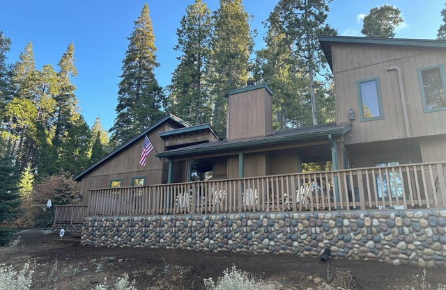 Red Leaf Lodge- Mountain Retreat 5 Star! Central AC, Heating, Game room, Jacuzzi