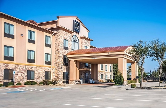 Red Lion Inn & Suites | 2 King Beds, Free Breakfast, Close to Lake Mineral Wells