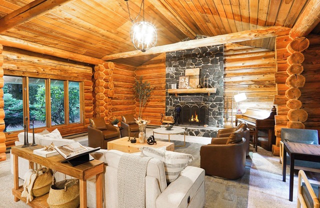 Red Mountain Lodge – A Luxurious Woodland Retreat Near Silver Lake Park